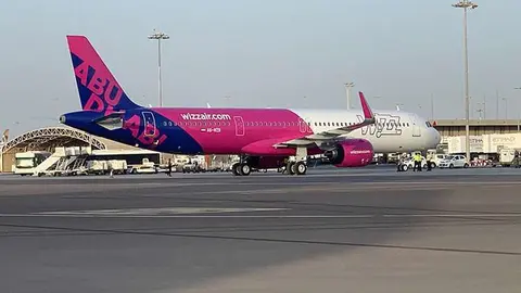 Un avión de Wizz Air en el aeropuerto de Abu Dhabi. (WAM)