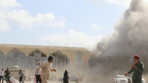 Una imagen del Aeropuerto Internacional de Adén tras el ataque. (Twitter)