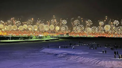 Los impresionantes fuegos artificiales lanzados en Marjan Island en Ras Al Khaimah en 2021 han ofrecido un espectacular skyline de cuatro kilómetros. (EL CORREO)