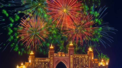 Fuegos Artificiales en el hotel Atlantis de Dubai. (Twitter)