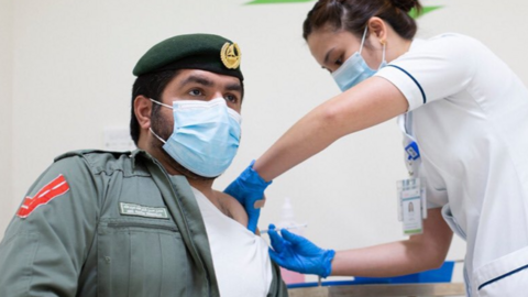 Un agente de Dubai recibe la vacuna. (Twitter)