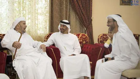 El  príncipe heredero de Abu Dhabi visita a Aqeeda Ali Al Muhairi en su casa de  Al In en septiembre de 2016. (WAM)