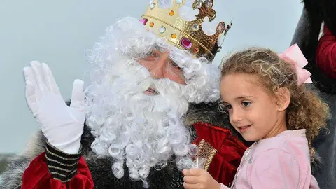 Melchor escucha las peticiones de la niña en Abu Dhabi. (Manak K. Abbas)