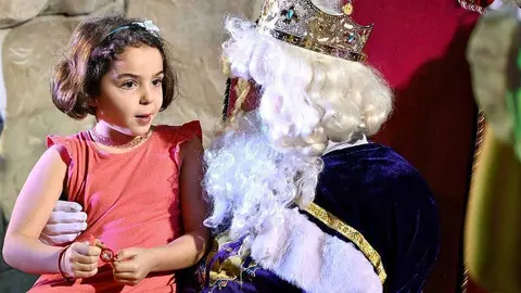 La emoción y el agradecimiento estuvieron en los rostros de los niños durante su encuentro con los Reyes Magos en Dubai. (EL CORREO)