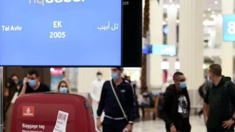 Israelíes esperan su equipaje a su llegada desde Tel Aviv al aeropuerto de Dubai en noviembre 2020. (AFP)