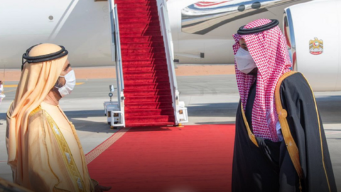 El gobernante de Dubai fue recibido en el aeropuerto por el príncipe heredero saudí. (Arab News)