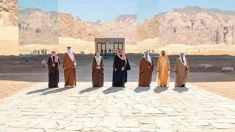 De izquierda a derecha, emir de Kuwait, emir Qatar, viceprimer ministro de Omán, príncipe heredero de Arabia, príncipe de Bahrein, vicepresidente de Emiratos Árabes y secretario general del CCG. (@DXBMediaOffice)