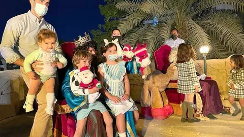 Una familia posa junto a Gaspar en la terraza del Seville's en Dubai durante una pasada cabalgata. (C. Pérez / EL CORREO)