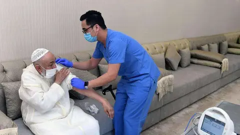 Un emiratí recibe una dosis de la vacuna. (WAM)