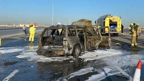Defensa Civil de Dubai difundió una imagen del coche calcinado.  
