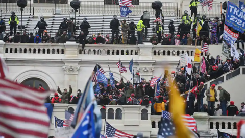 Una imagen de Twitter del asalto al Capitolio de EEUU por partidarios de Trump.
