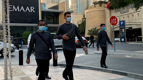 Trabajadores en el centro de Dubai en época de coronavirus. (EL CORREO)
