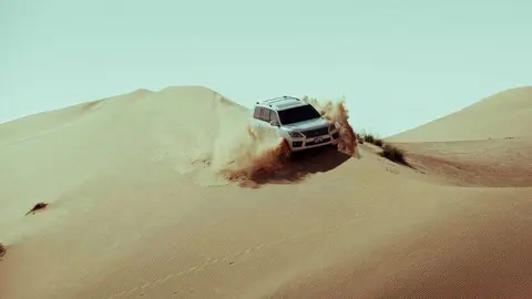 Un todoterreno recorre las dunas de Abu Dhabi. (WAM)