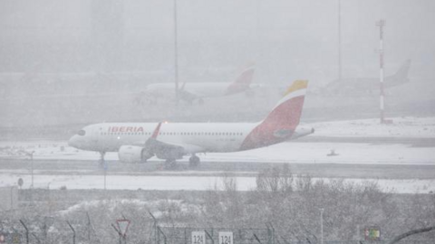 Un avión de Iberia en el aeropuerto de Madrid cubierto por la nieve. (Fuente Externa)
