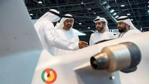 Mohamed bin Zayed Al Nahyan durante su visita a Idex. (WAM)