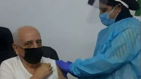 Momento de la administración de la vacuna al embajador cubano en EAU. (Cedida)