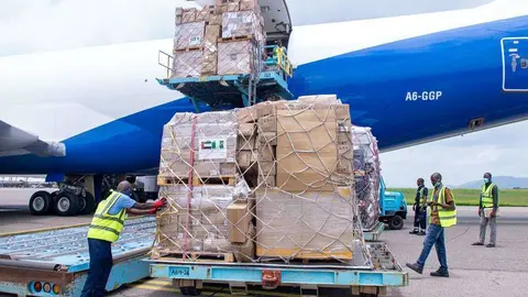 Momento de la carga en el avión de la ayuda humanitaria. (WAM)