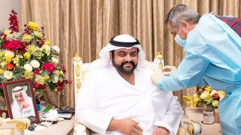 Mohammed bin Hamad bin Mohammed Al Sharqi recibe la vacuna  contra el Covid-19. (WAM)