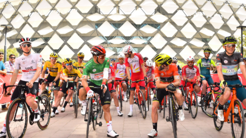 Equipos ciclistas participantes en una edición del Tour de Emiratos. (Twitter)