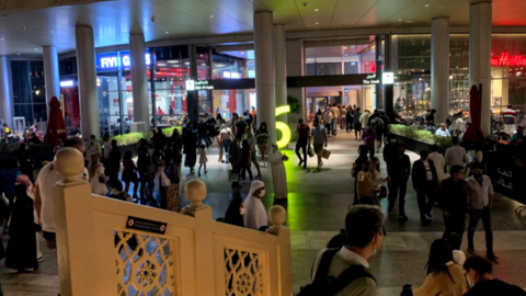 Turistas en Dubai Mall en enero de 2021. (EL CORREO)