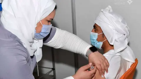 Dubai Media Office difundió esta imagen de una persona durante la vacunación Covid.