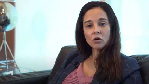 La abogada española María Rubert, durante la explicación que ofrece sobre la sede del arbitraje en su canal de Youtube.