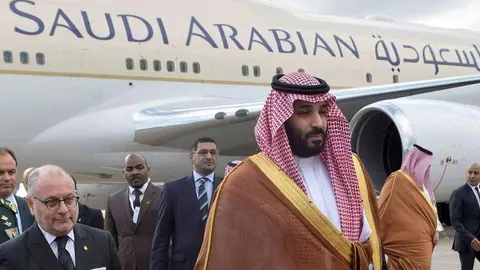 El príncipe Salman durante su llegada a Buenos Aires. (EFE)