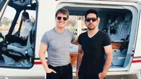 El actor se fotografió con empleados de una empresa de helicópteros en Abu Dhabi.