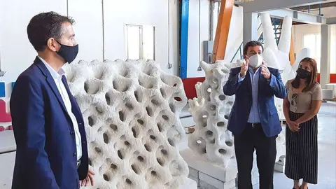 Jesús Sancho explica a los miembros del SBC las características y funcionamiento de la mayor impresora 3D del mundo, situada en Dubai y propiedad de ACCIONA. (Cedida)