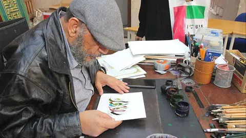 El interés del mundo hispano por el árabe queda de relieve en el estudio del caligrafista Abdulfattah Mohamed Al Saeed, situado de Al Fahidi en Dubai, a donde cada vez acuden más españoles. R. Pérez / EL CORREO)  