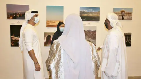 AlAnood Mubarak conversa con varios invitados a la inauguración. (EL CORREO)