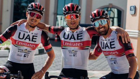 Ciclistas del UAE Team Emirates. (Twitter)