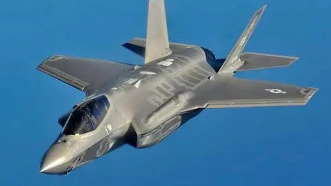  El F-35 Lightning II es una familia estadounidense de aviones de combate multiusos furtivos de un solo asiento, un motor y para todo clima. (Wikipedia)