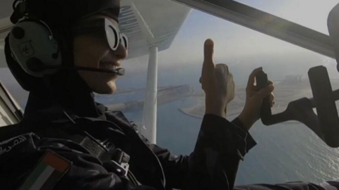 La piloto emiratí a bordo de su avión. (Fuente externa)