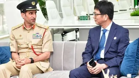 El mayor general Abdullah Al Marri, comandante en jefe de la Policía de Dubai y Roger Luo, presidente de DJI. 