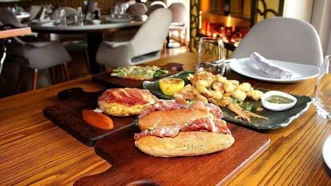Tapas con sabores tradicionales españoles presiden la carta de El Sur. (EL CORREO)