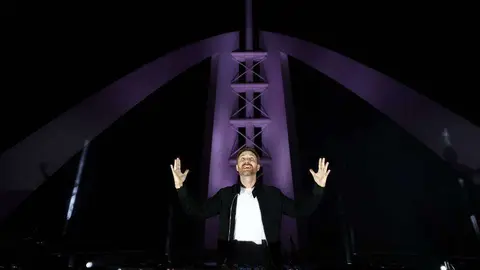 El Dj ante el Burj Al Arab. (Dubai Media Office)