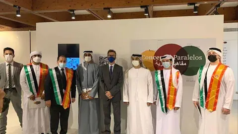 El embajador de España, en Al Ain junto a responsables de Al Qattara Arts Centre y de la Casa del Profesor durante la inauguración de la exposición 'Conceptos Paralelos en España y Emiratos Árabes'. (Embajada de España) 