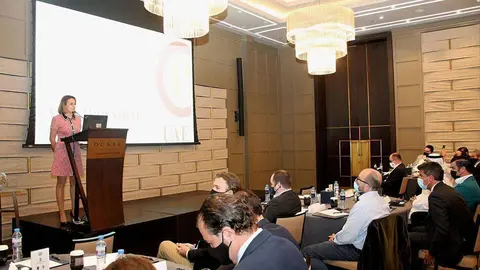 Amaya Delgado, entrevistada por la abogada María Rubert en su canal de Youtube, durante la Asamblea General Anual del Spanish Business Council en enero de 2021 en Dubai. (EL CORREO)