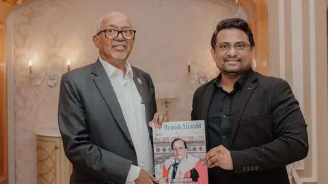 Ansif Ashraf (derecha) en la foto con Abdirahman Saylici, vicepresidente de Somalilandia.  (Twitter)