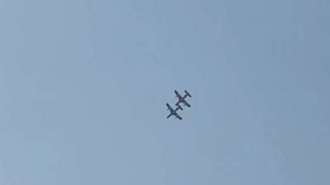 Una imagen de los dos aviones que sobrevolaron Dubai Marina. (Twitter)