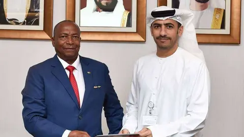 A la izquierda Jethro Ndombondayi Ndlovu, embajador de Zimbabwe en Emiratos &Aacute;rabes Unidos. (WAM)