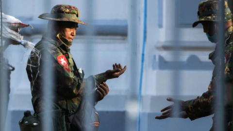 En la imagen de Reuters, soldados de Myanmar dentro del Ayuntamiento de Yangon.