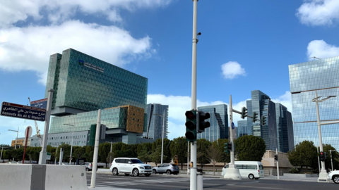 En primer término la clínica Cleveland en Abu Dhabi. (EL CORREO)
