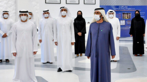 El gobernante y el príncipe heredero de Dubai durante un acto en la era del coronavirus. (Dubai Media Office)