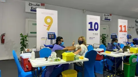 Una española recibe la vacuna Covid-19 en Dubai. (Cedida)