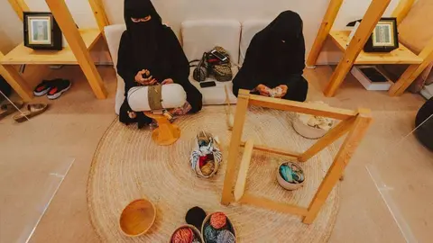 Artesanas emiratíes en el Festival Jeque Zayed de Abu Dhabi. (WAM)