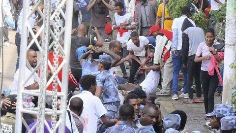 En la imagen de Reuters, heridos en el atentado perpetrado este sábado durante un mitin en Addis Abeba.