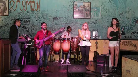 El grupo Cubanía fue el encargado de abrir la noche. (EL CORREO)