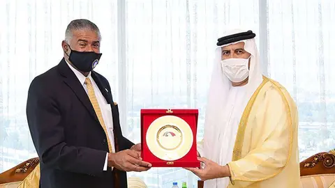 El funcionario emiratí junto al costaricense. (WAM)